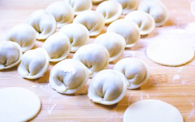 Hamur tatlısı yapma süreci. Hamur köfteleri - Ahşap bir arka planda Rusça. 