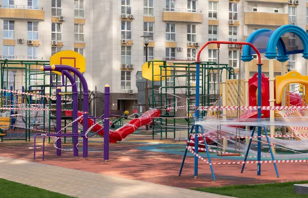 Boş renkli oyun alanı mühürlendi. Spor kompleksi karantinada. Coronavirus veya Covid19.