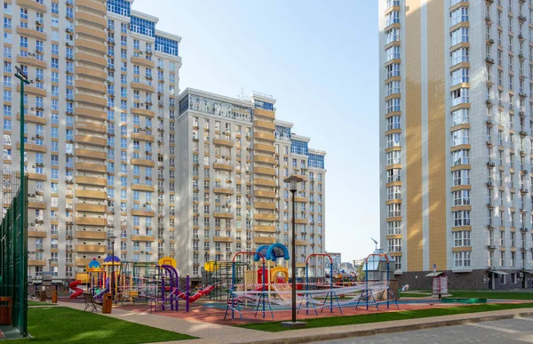 Boş renkli oyun alanı mühürlendi. Spor kompleksi karantinada. Coronavirus veya Covid19.