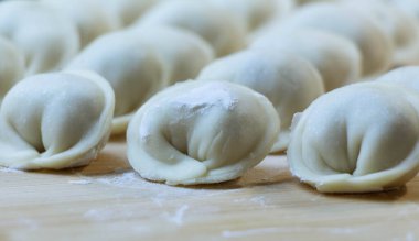 Hamur tatlısı yapma süreci. Hamur köfteleri - Ahşap bir arka planda Rusça. 