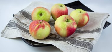 Olgun elmalar bir tabakta yatıyor..