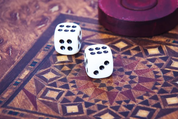 Tavla. Masa oyunu. Siyah tahtada beyaz küp ve cips. İkramiye düştü..