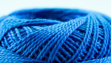 Bir top mavi iplik yakın plan.