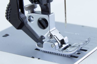 Dikiş makinesi için ped. Yakın çekim yapılıyor..