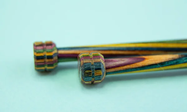 Örgü örmek için ahşap örgü iğneleri..