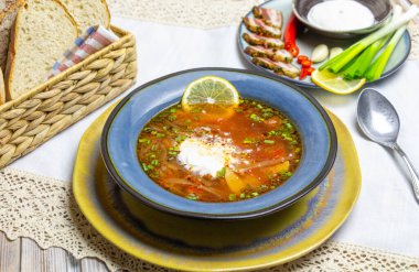 Tabak çorba ve limonlu yakın plan. Taze sebze çorbası.. 