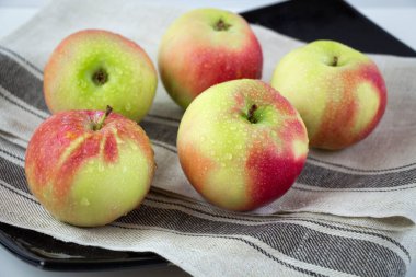 Olgun elmalar bir tabakta yatıyor..