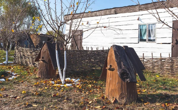 Colmeia vintage. A casa para abelhas é feita de troncos . — Fotografia de Stock