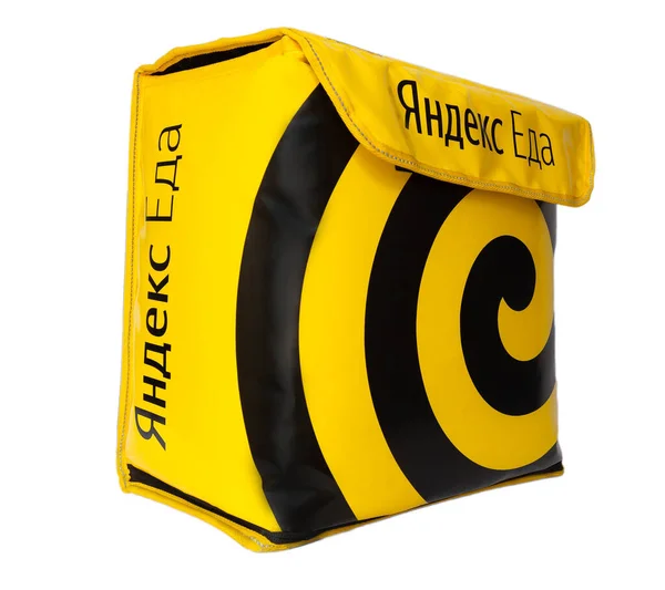 Beyaz arka planda sarı termo çanta. Yemek teslimatı Yandex yemeği..