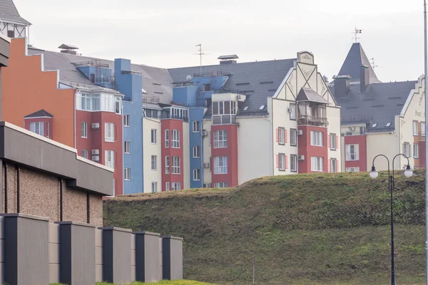 Modern düşük katlı evler. Yeni yerleşim yeri.