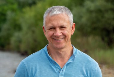 Neşeli gri saçlı bir adamın portresi..