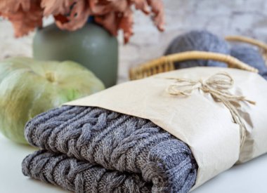 Kraft kağıdına sarılı el yapımı süveter..