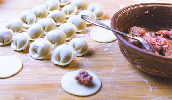 Hamur tatlısı yapma süreci. Hamur köfteleri - Ahşap bir arka planda Rusça.