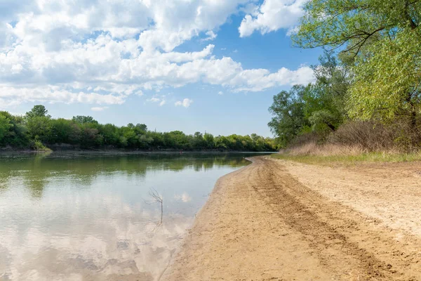 Bahar manzarası. Kumlu nehir manzarası.