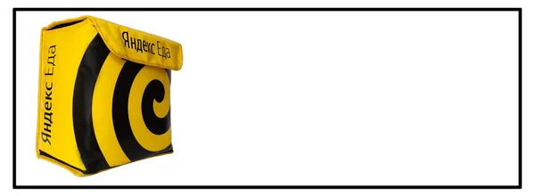 Beyaz arka planda sarı termo çanta. Yemek teslimatı Yandex yemeği..