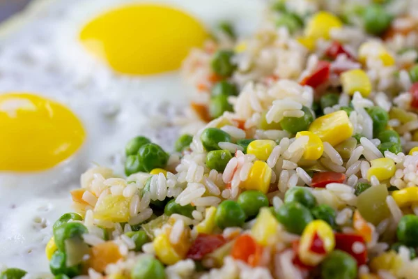 Овощи с рисом и яйцами на тарелке. — стоковое фото