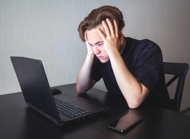 Genç bir öğrenci evde uzaktan öğrenim görüyor..