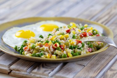 Tabakta pirinç ve yumurta olan sebzeler..