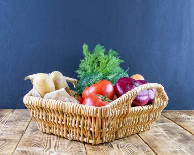 Sebzeli hasır sepet. Sağlıklı beslenme. 