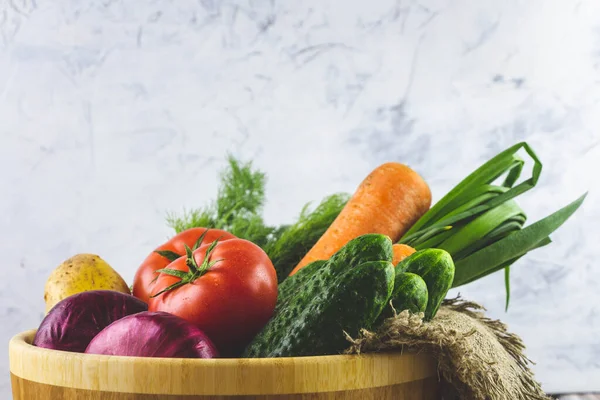 Sebzeli hasır sepet. Sağlıklı beslenme. 