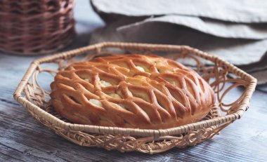 Peynirli ve kuru üzümlü cheesecake. Ev yapımı pişirme..