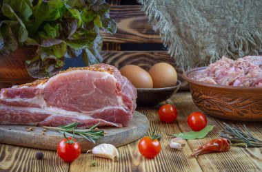 Kesme tahtasında çiğ domuz eti ve sebze..