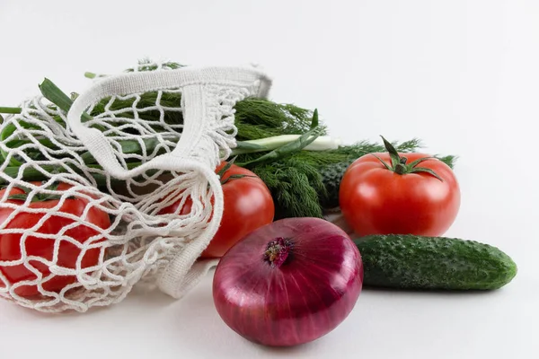 Snijzak met groenten. Tomaten, uien, etikettering, aardappelen, komkommers en dille. — Stockfoto
