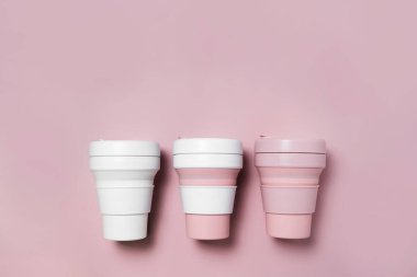 Üç tane beyaz-pembe kahve..