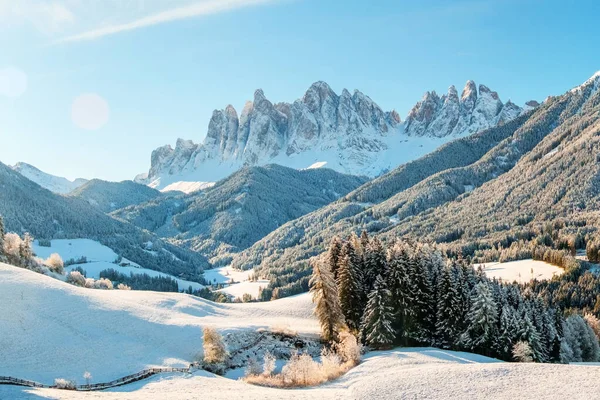 Dolomites Dağı, İtalya 'da kar yağışlı kış manzarası. — Stok fotoğraf