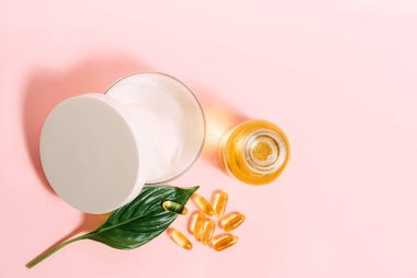 Pembe arka planda güzellik ürünleri.