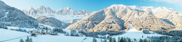Kışın Dolomites dağlarında küçük bir köy manzarası. — Stok fotoğraf