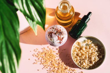 Pembe arka planda güzellik ürünleri.