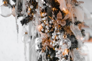 Noel ve Yeni Yıl dekorasyonu berrak cam ve ışıklar.