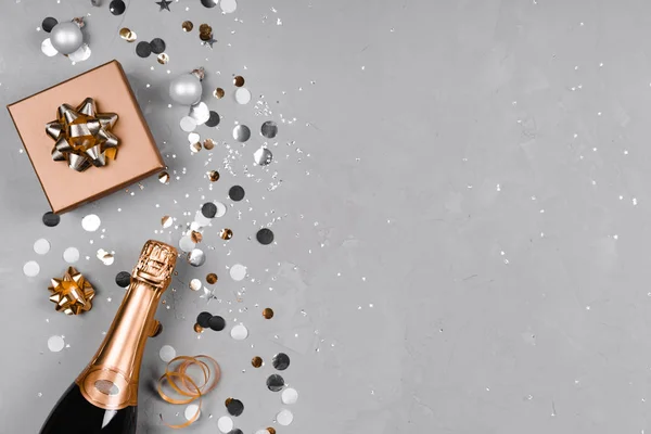 Composición plana de champán, caja de regalo y confeti . — Foto de Stock