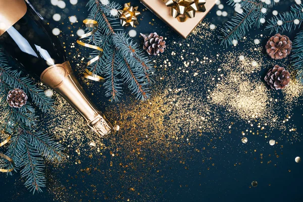 Χριστουγεννιάτικα χρυσά διακοσμήσεις για την τάση φάντασμα μπλε φόντο χρώμα. — Φωτογραφία Αρχείου