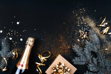 Siyah arka planda Noel altın madalyaları.