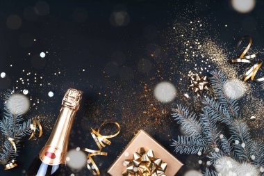 Siyah arka planda Noel altın madalyaları.