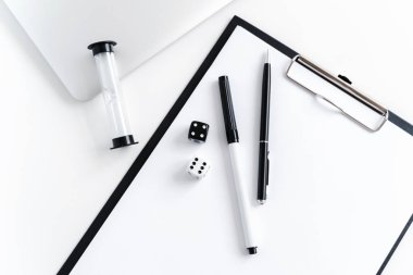 beyaz zemin üzerinde iş araçları.