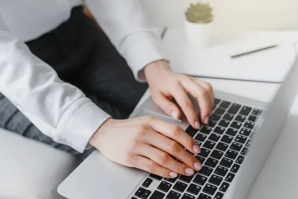 Frau benutzt Laptop am Arbeitsplatz im Büro — Stockfoto