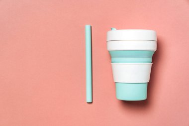 Mercan zemininde naneli kahve fincanı.