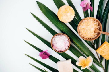 Bir kase banyo tuzu ve organik sabun. Spa ve Güzellik.