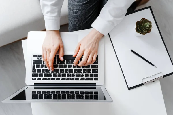 Mujer Usando Portátil Lugar Trabajo Oficina Pisos Foto Espacio Para —  Fotos de Stock