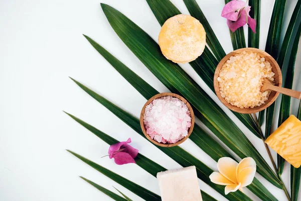 Tigela de sal de banho e sabão orgânico. Spa e tratamento de beleza . — Fotografia de Stock