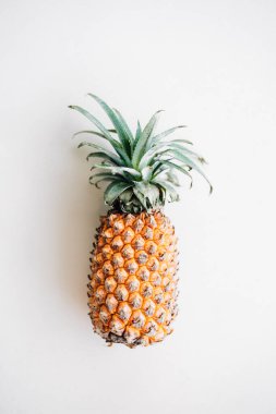 Beyaz arkaplanda izole edilmiş ananas.