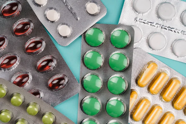 Kolorowe tabletki i tabletki w blistrze. — Zdjęcie stockowe