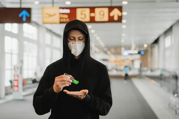 Men with respirator mask in airport. Covid-19 and Air pollution concept. — Stock Photo, Image