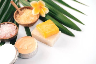 Ev yapımı kişisel bakım ürünleri.