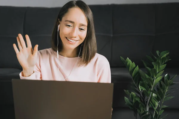 Junge Frau mit Laptop. — Stockfoto