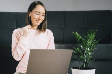 Dizüstü bilgisayar kullanan genç kadın.