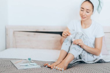 Kız evde pedikür yapıyor..